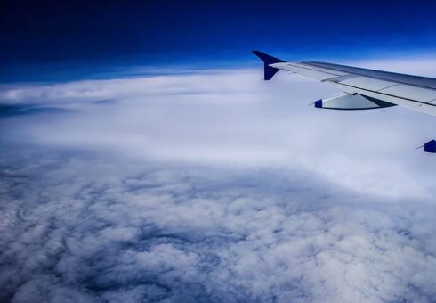  airplane-wing-flying-over-clouds-800x600_WEB.jpg 