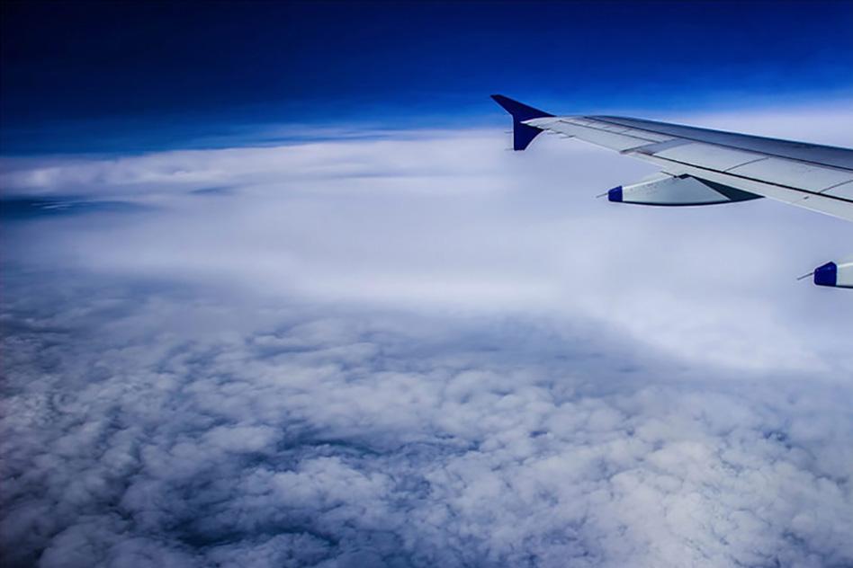  airplane-wing-flying-over-clouds-800x600_WEB.jpg 